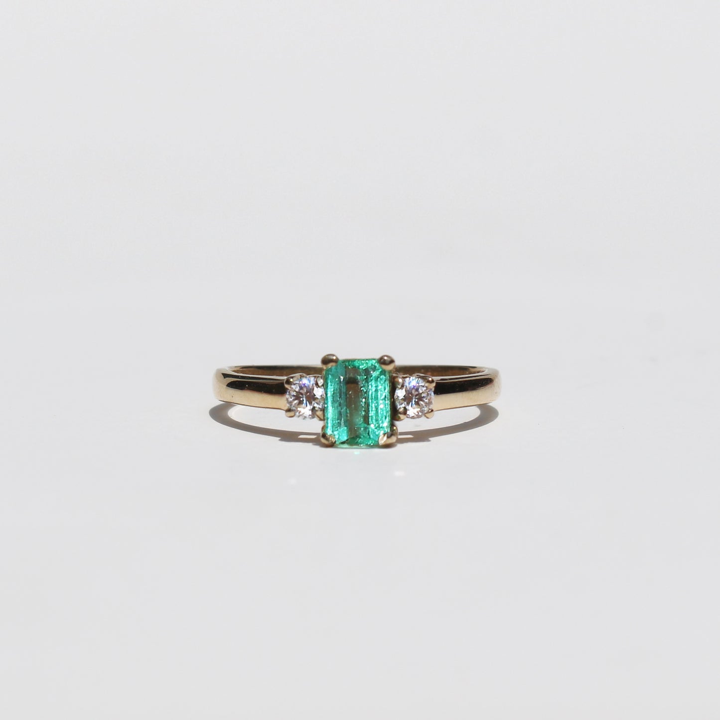 Anillo con esmeralda y diamante