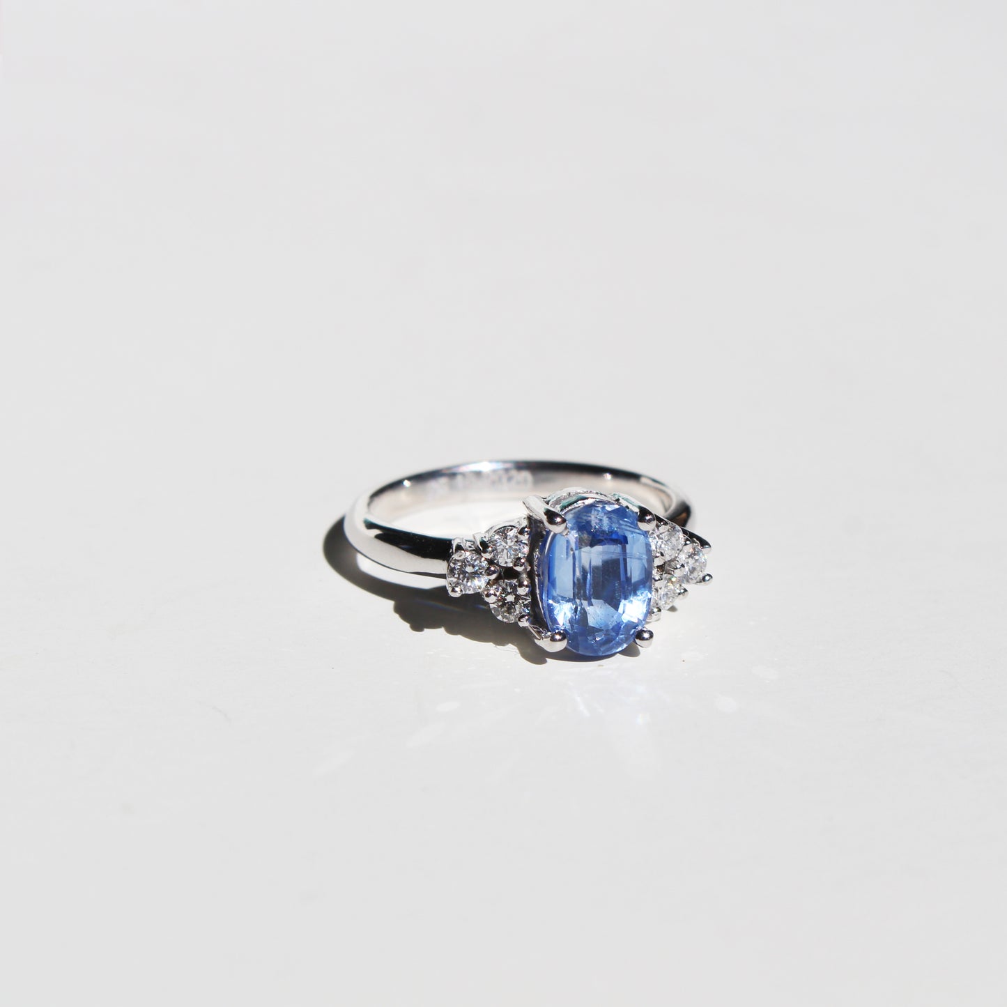 Anillo con zafiro central