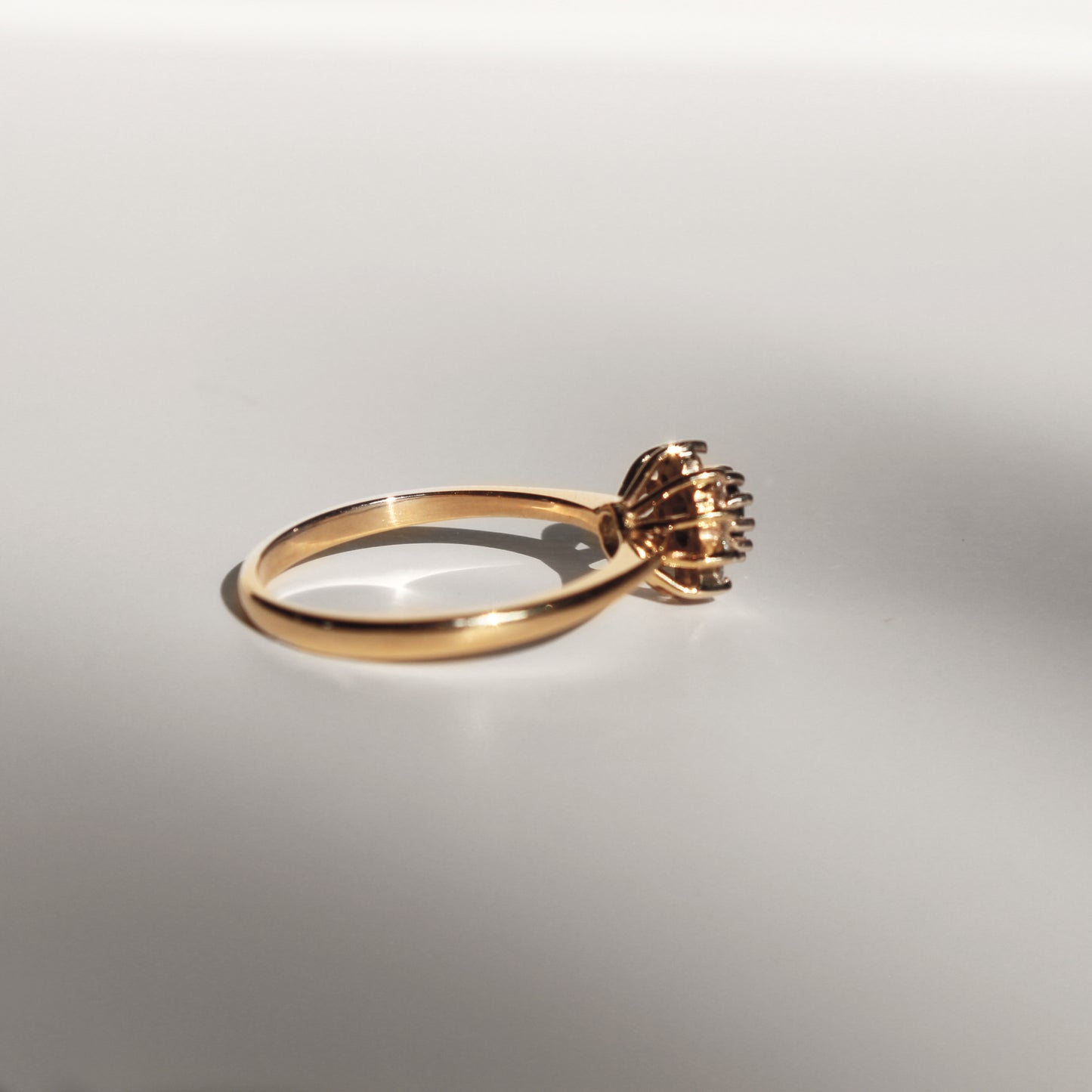 Anillo con halo de diamantes, tamaño pequeño 50% Nancy