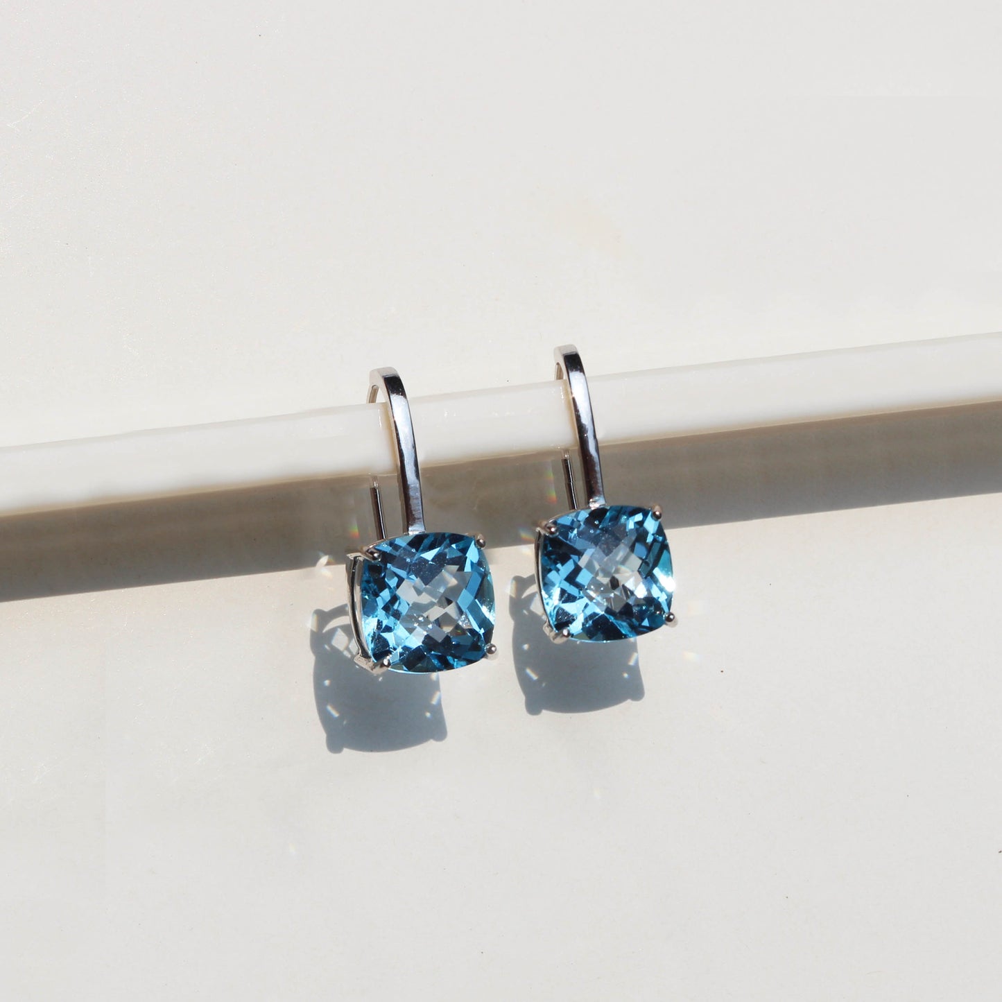 Aretes con topacio