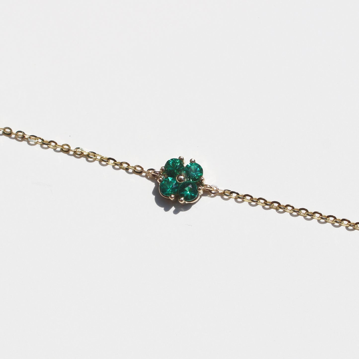 Pulsera trébol, con piedras de color