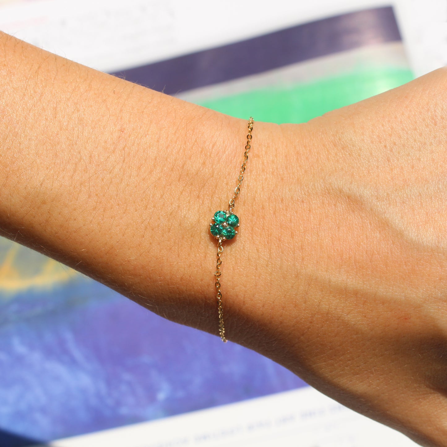 Pulsera trébol, con piedras de color