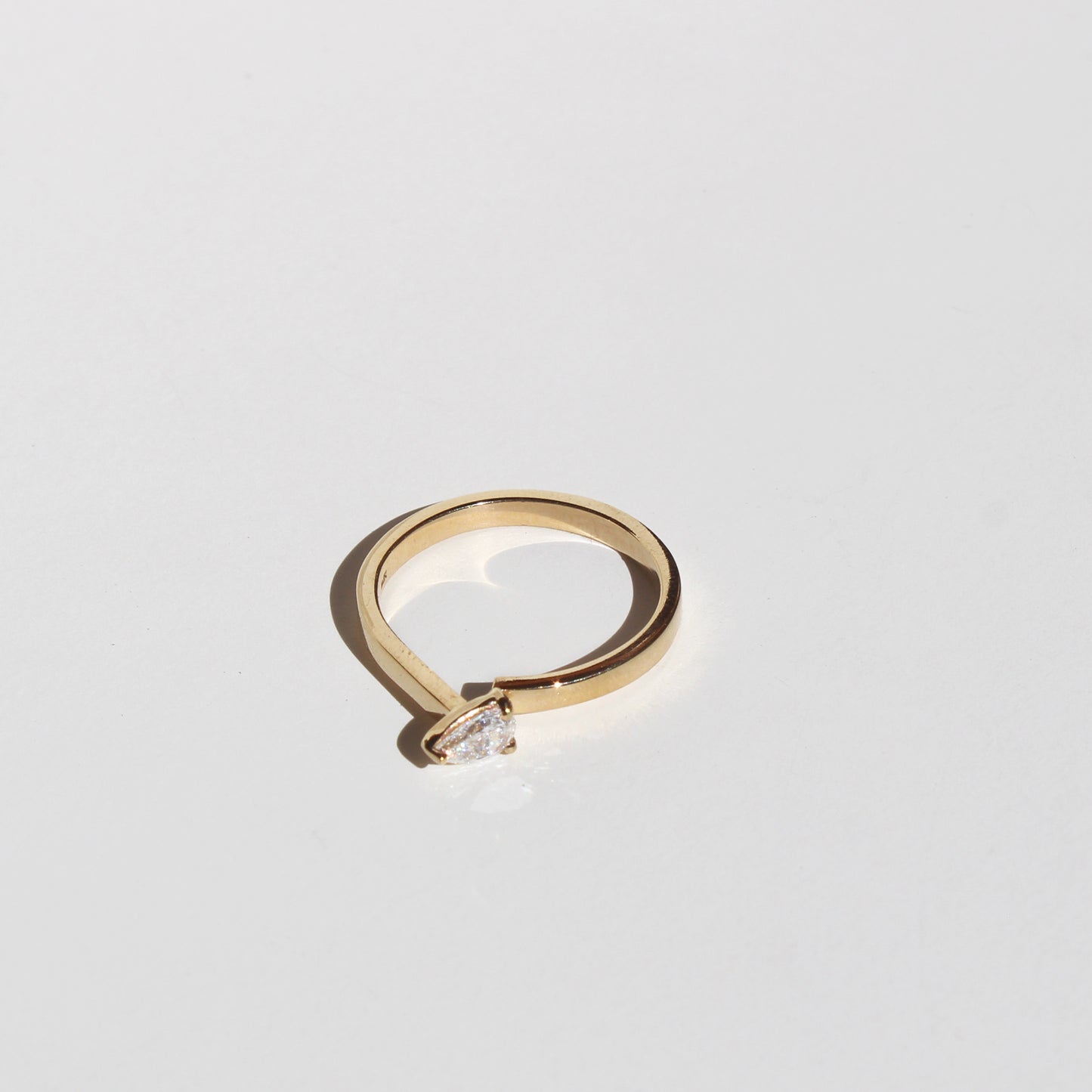 Anillo con diamante gota, lab-grown