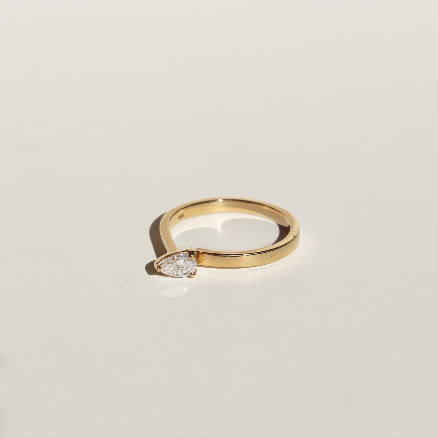 Anillo con diamante gota, lab-grown