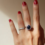 Piedra de color con halo de diamantes. Tamaño grande