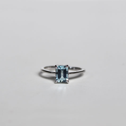 Anillo de aguamarina, corte esmeralda
