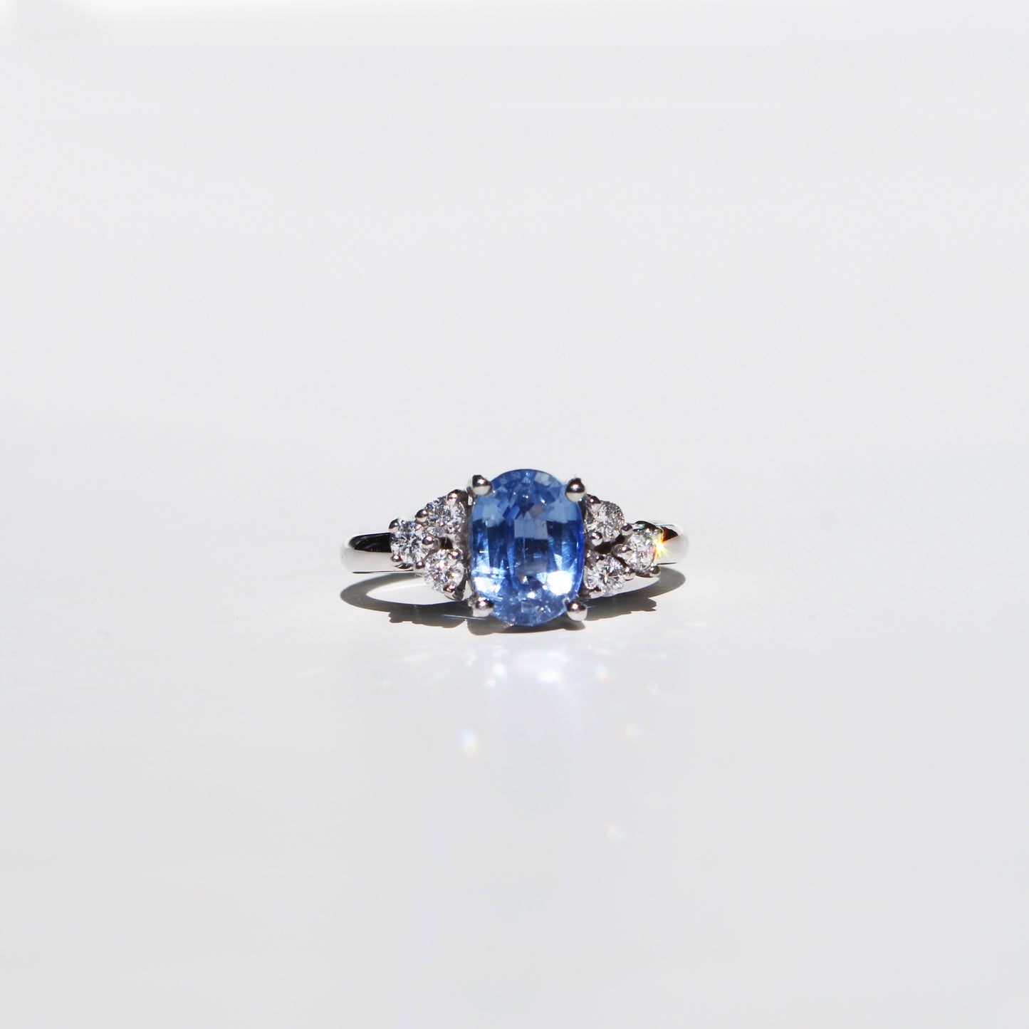 Anillo con zafiro central