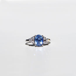 Anillo con zafiro central