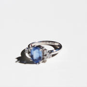 Anillo con zafiro central