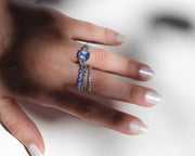 Anillo con zafiro central