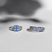 Anillo con zafiro central