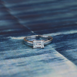 Anillo Priscilla, corte Esmeralda
