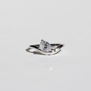 Solstice Ring, con diamante gota