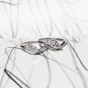 Solstice Ring, con diamante gota