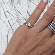 Solstice Ring, con diamante gota