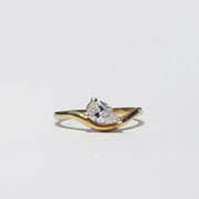 Solstice Ring, con diamante gota