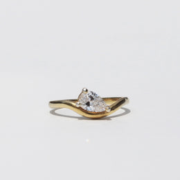 Solstice Ring, con diamante gota