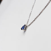 Collar con zafiro gota
