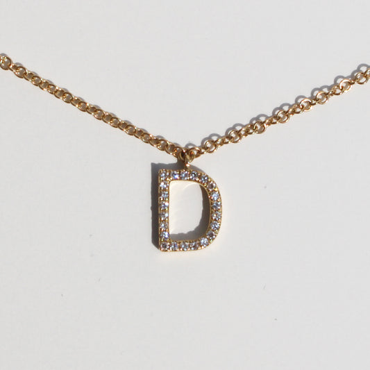 Collar D con diamantes