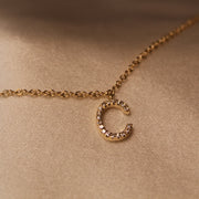 Collar C con diamantes