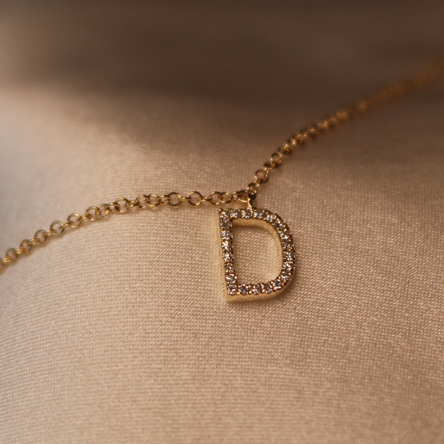 Collar D con diamantes