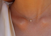 Collar cruz con diamantes