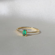 Anillo de esmeralda tratada, corte esmeralda