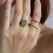 Piedra de color con halo de diamantes. Tamaño grande