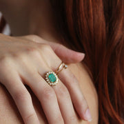 Piedra de color con halo de diamantes. Tamaño grande