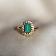 Piedra de color con halo de diamantes. Tamaño grande