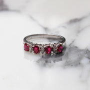 Anillo con rubíes y diamantes