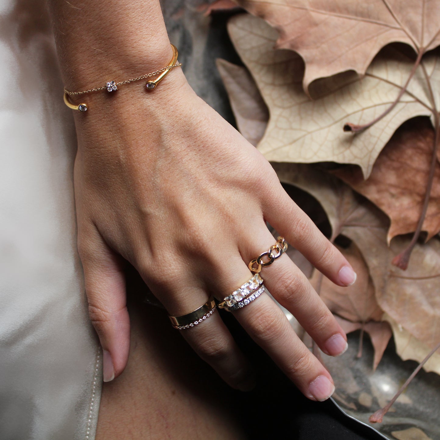 Pulsera rígida con diamante o piedra de color