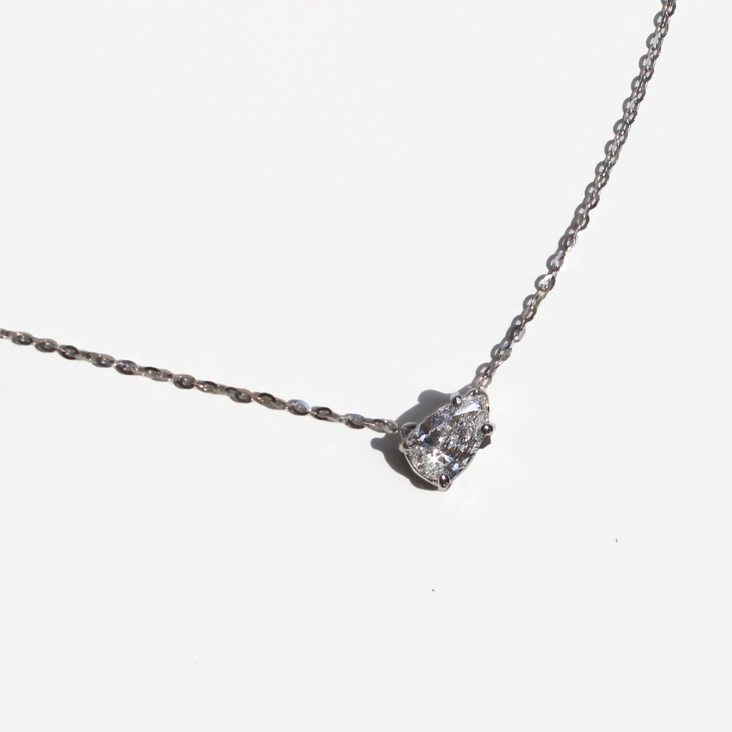 Collar con diamante gota, lab-grown, 0.60ct.