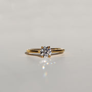 Solitario de diamante. Montura catedral - 4 uñas.