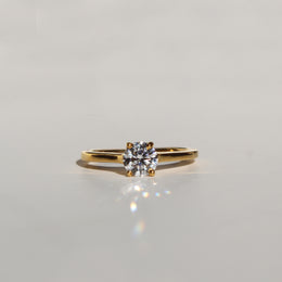 Solitario de diamante. Montura catedral - 4 uñas.