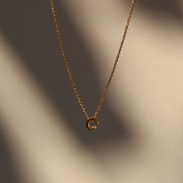 Collar Maia - Inicial en chapa de oro