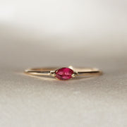 Anillo Marquise, con piedra de color