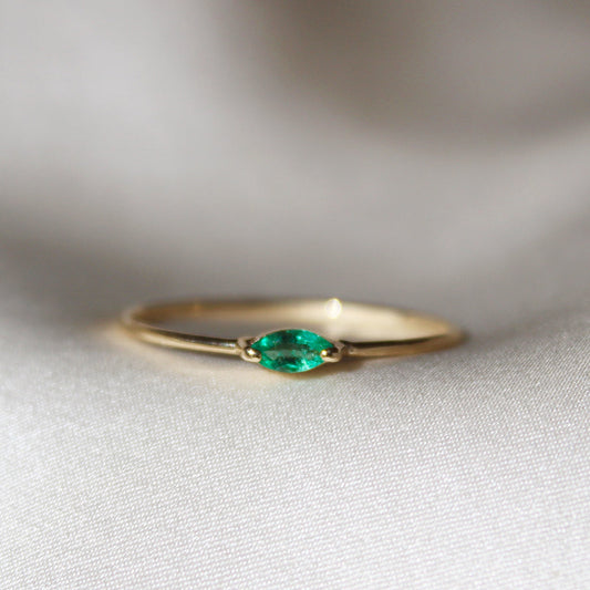 Anillo Marquise, con piedra de color