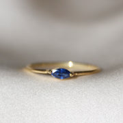 Anillo Marquise, con piedra de color
