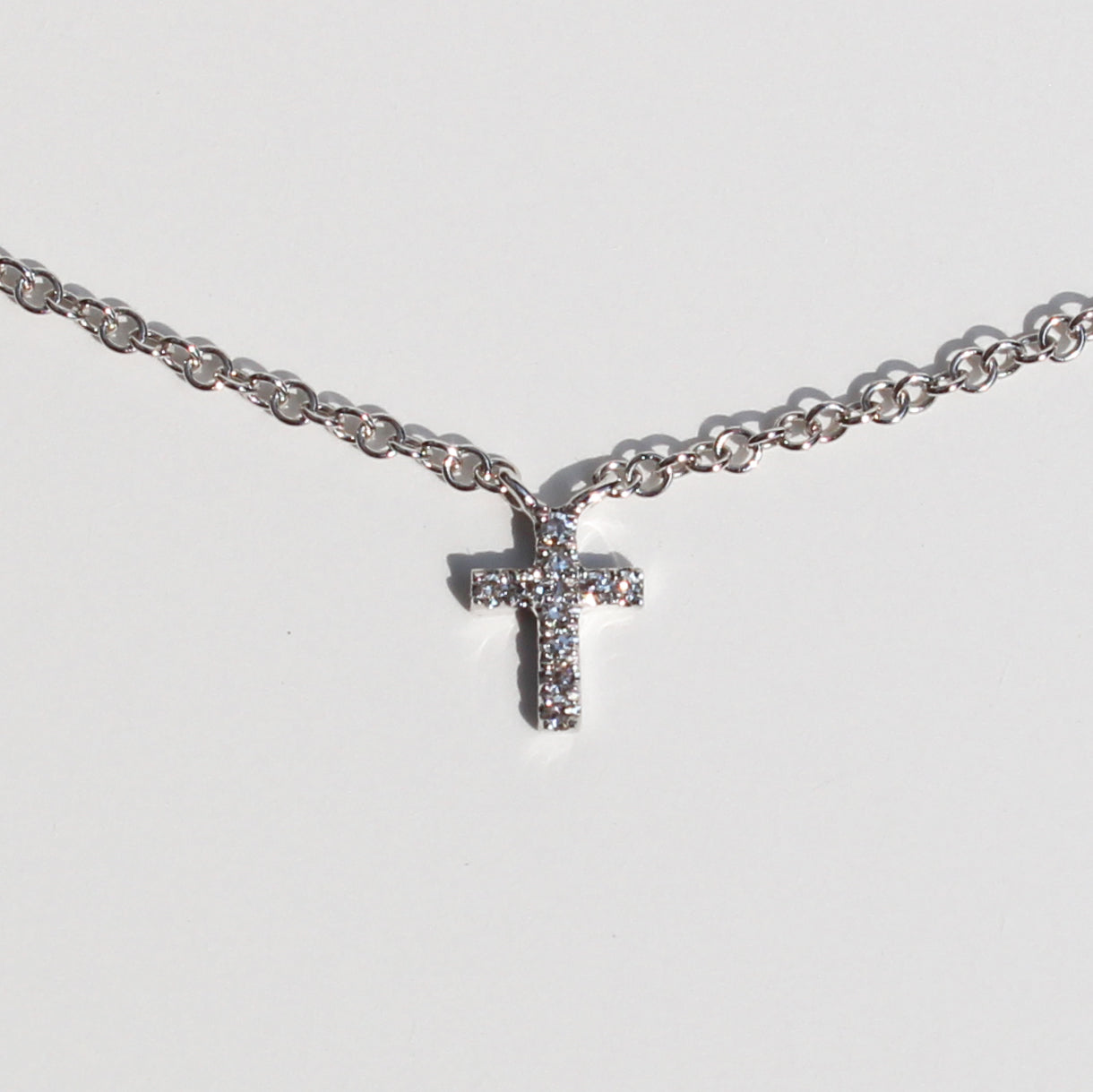 Collar cruz con diamantes